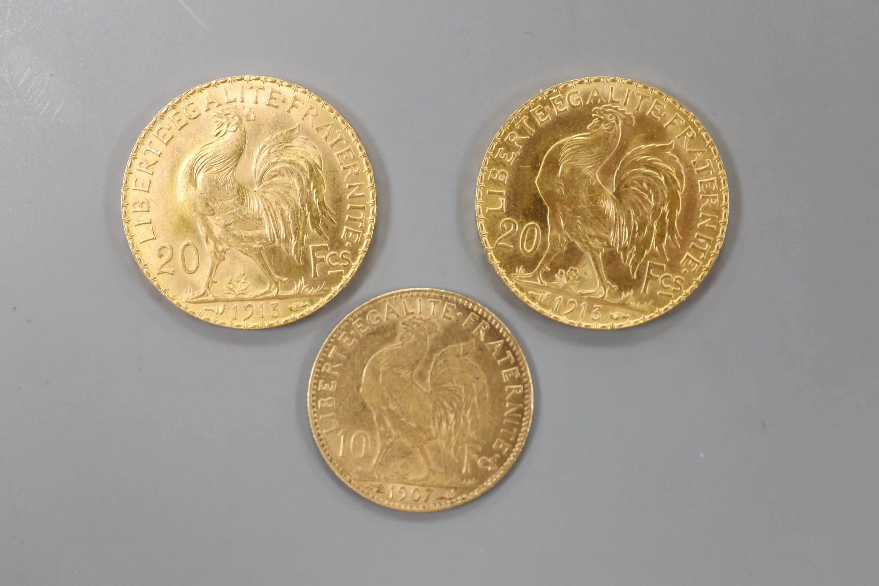 Two French 20 franc gold pieces, 1913 and a French 10 franc gold piece, 1907, 16.2grms.